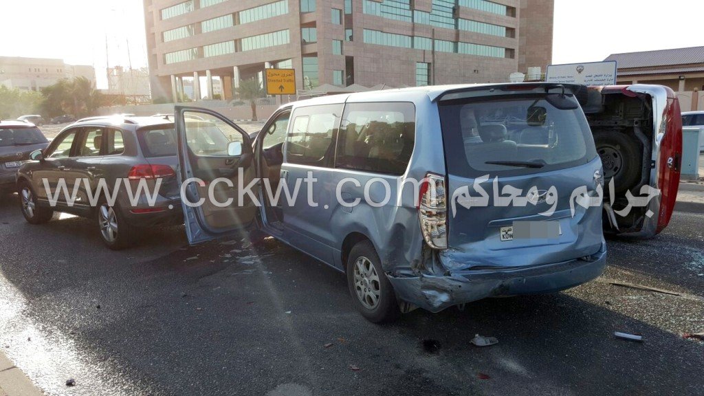 جانب من الحادث ويتضح انقلاب وانيت المواطن في عرض الطريق