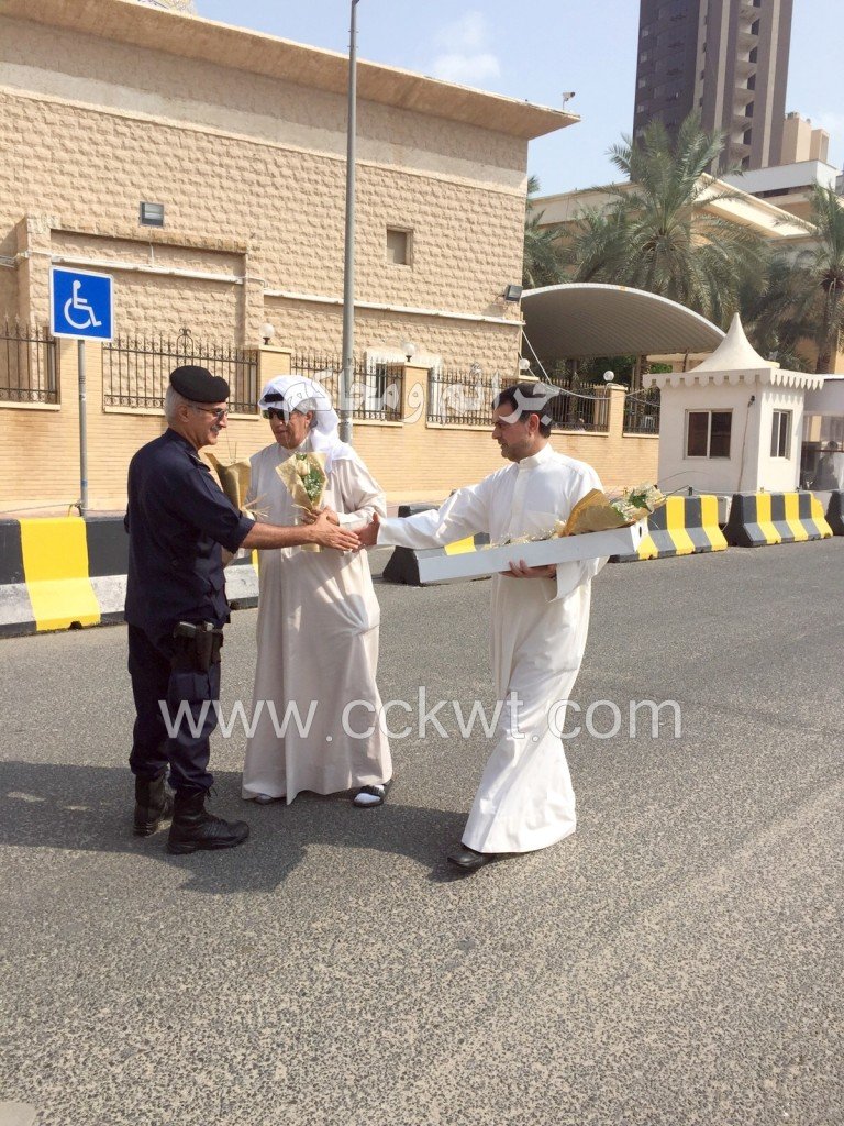 مواطنان يقدمان الورد إلى اللواء الطراح تقديرا وعرفانا لجهود رجال أمن العاصمة في حفظ أمن الحسينيات ومرتاديها