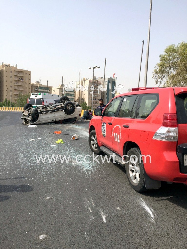 رجال الإطفاء والإسعاف في موقع الحادث