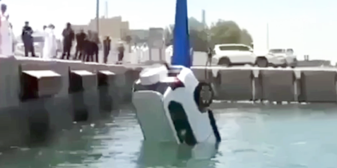 نجاة موظف سقطت مركبته في بحر «ميناء الشويخ»