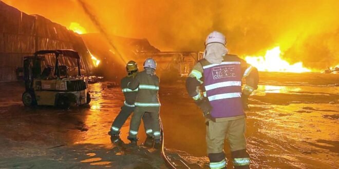حريق يداهم مستودعات محروقات وبضائع في «ميناء عبدالله»